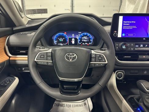 Used 2025 Toyota Grand Highlander AWD image 17