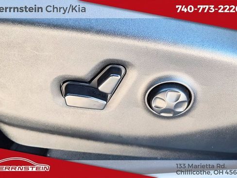 Used 2023 Chrysler Pacifica Touring-L image 23
