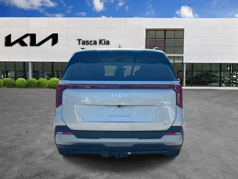 Used 2025 Kia Carnival EX FWD image 5