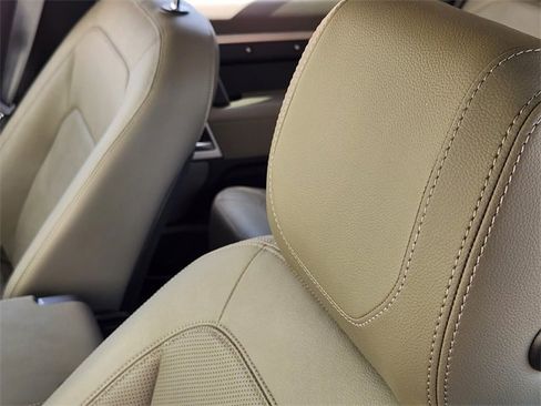 Used 2023 Land Rover Defender 110 SE image 15