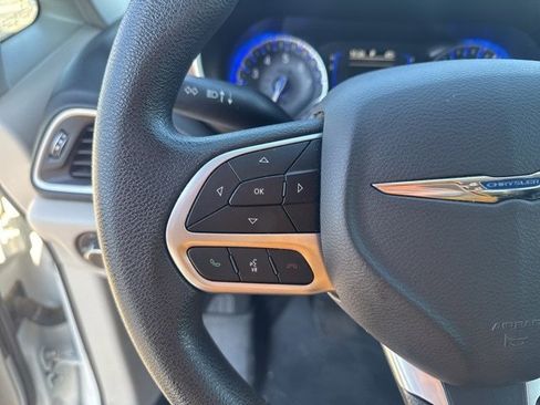 Used 2021 Chrysler Voyager L image 20