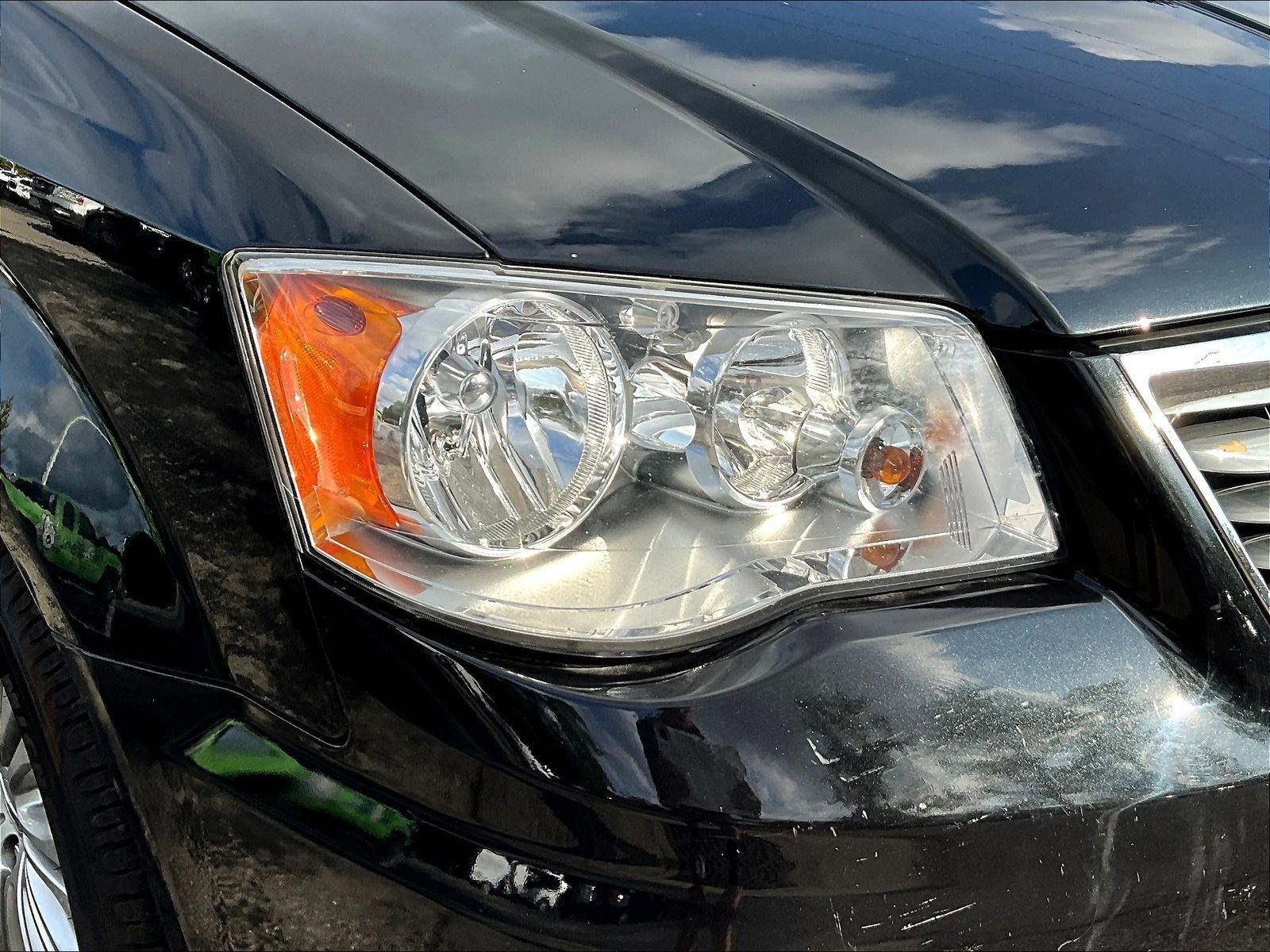 Used 2015 Chrysler Town & Country Touring-L w/ Driver Convenience Group FWD image 31