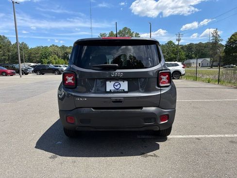 Used 2023 Jeep Renegade Latitude AWD/4WD image 10