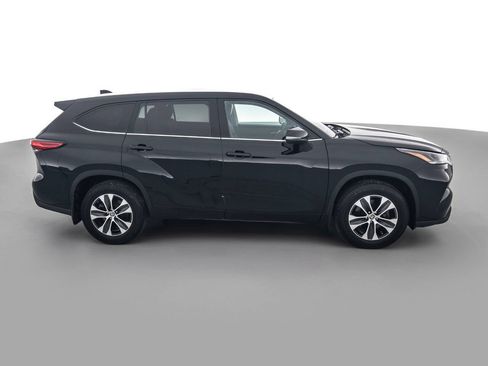 Used 2021 Toyota Highlander XLE AWD/4WD image 4