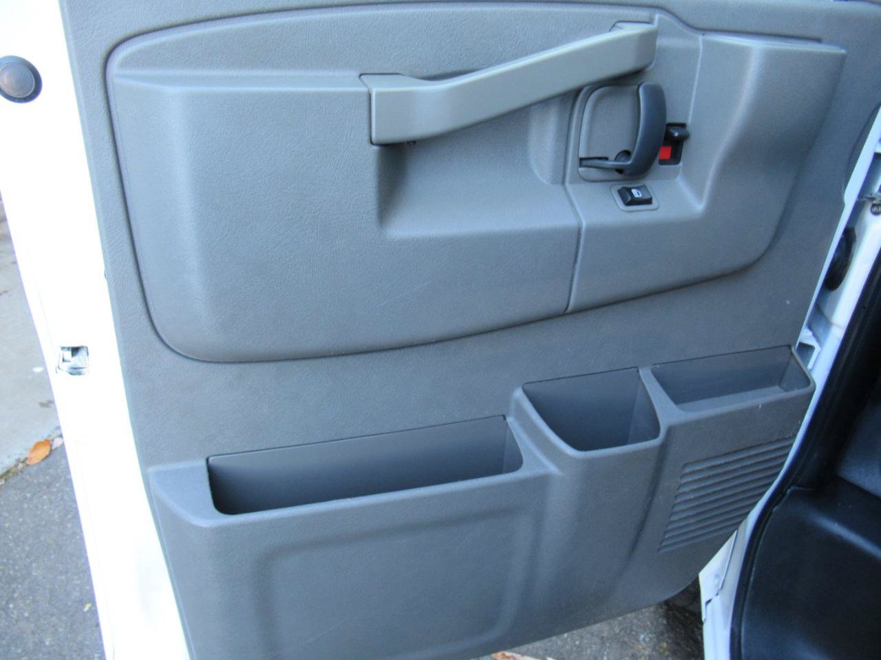 Used 2017 Chevrolet Express 2500 RWD image 6