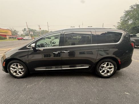 Used 2017 Chrysler Pacifica Limited FWD image 4