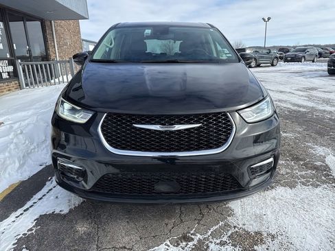 Used 2024 Chrysler Pacifica Touring-L image 3