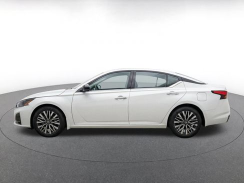 Used 2025 Nissan Altima 2.5 SV FWD image 4