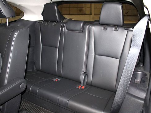 Used 2023 Toyota Highlander XLE AWD/4WD image 27