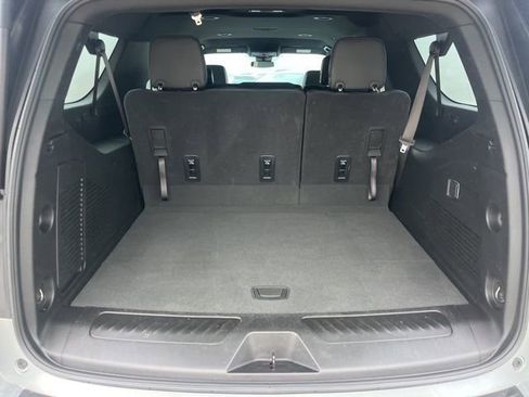 Used 2025 Chevrolet Suburban LT RWD image 6
