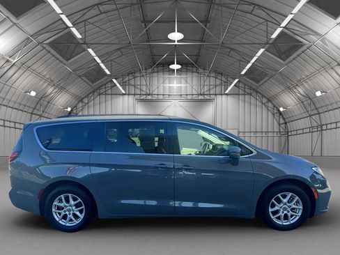 Used 2022 Chrysler Pacifica Touring-L FWD image 7