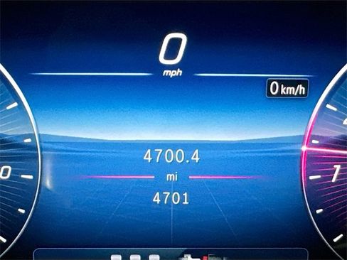 Used 2025 Mercedes-Benz GLC 300 4MATIC image 12