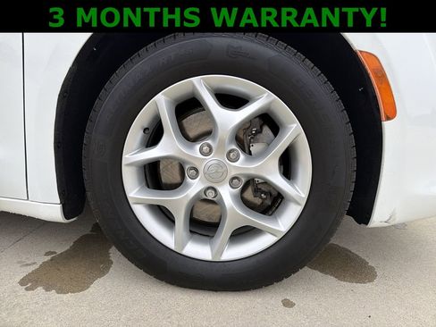 Used 2017 Chrysler Pacifica Touring-L w/ Tire & Wheel Group image 10