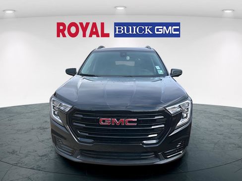 Used 2023 GMC Terrain SLE w/ Driver Convenience Package image 2
