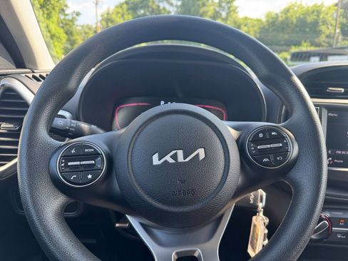 Used 2025 Kia Soul LX w/ LX Technology Package FWD image 21
