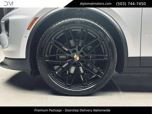 Used 2025 Porsche Macan 4 Electric w/ Premium Package AWD/4WD image 40