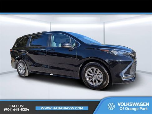 Used 2024 Toyota Sienna XLE image 1