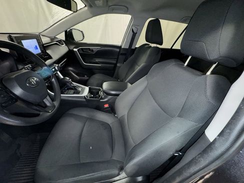 Used 2021 Toyota RAV4 LE image 16