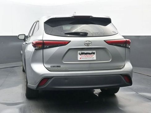 Used 2020 Toyota Highlander LE FWD image 4