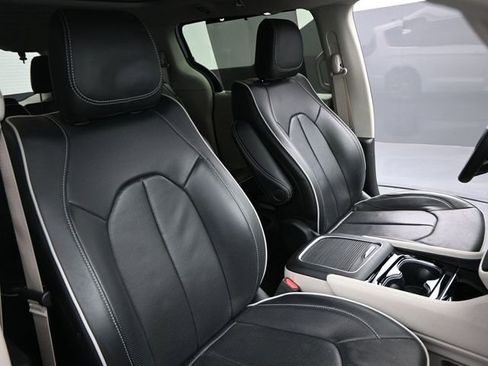 Used 2024 Chrysler Pacifica Limited w/ Trailer Tow Group image 25