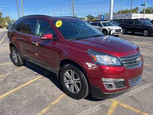 Used 2017 Chevrolet Traverse LT image 3