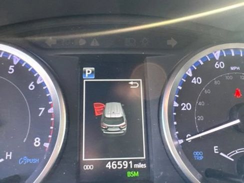 Used 2019 Toyota Highlander Plus FWD image 1