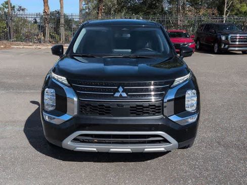 Used 2024 Mitsubishi Outlander SE image 3