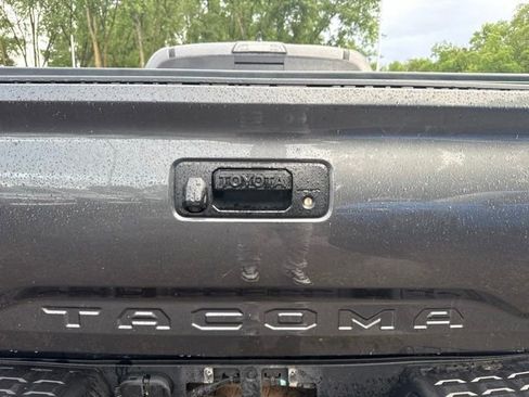 Used 2017 Toyota Tacoma TRD Sport AWD/4WD image 20