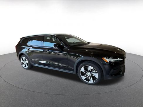 Used 2025 Volvo V60 B5 Cross Country Plus AWD/4WD image 2