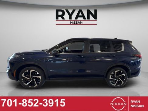 Used 2024 Mitsubishi Outlander SE image 2