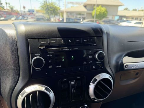 Used 2012 Jeep Wrangler Unlimited Rubicon w/ Connectivity Group AWD/4WD image 23