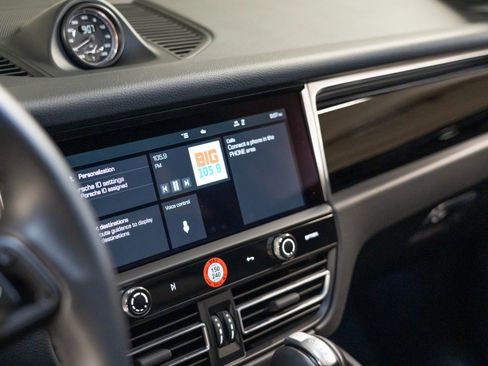Certified 2026 Porsche Macan AWD/4WD image 19
