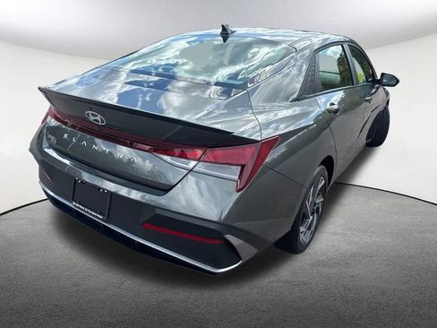 Used 2025 Hyundai Elantra Sport image 13