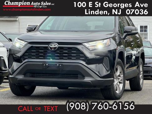 Used 2022 Toyota RAV4 XLE image 1