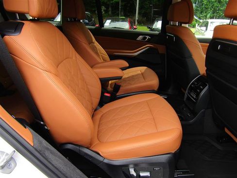 Used 2024 BMW X7 xDrive40i w/ Premium Package image 51