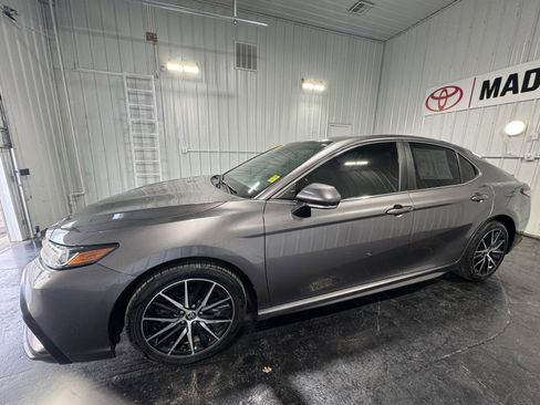 Used 2022 Toyota Camry SE image 2