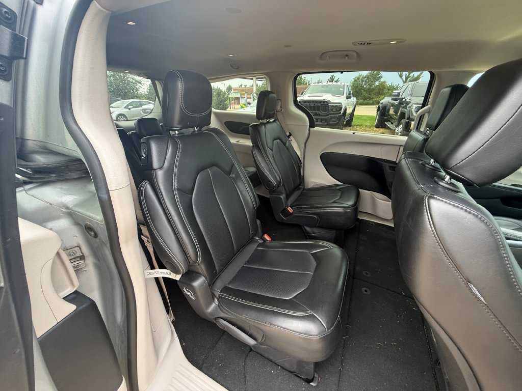 Used 2024 Chrysler Pacifica Touring-L FWD image 40