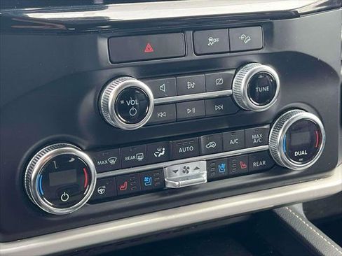 Used 2022 Ford Expedition XLT image 32