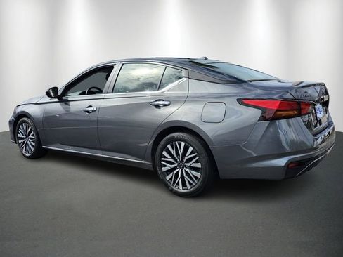 Used 2025 Nissan Altima 2.5 SV FWD image 3