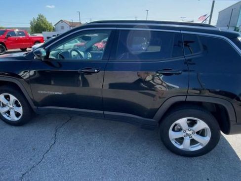 Used 2018 Jeep Compass Latitude w/ Cold Weather Group AWD/4WD image 7