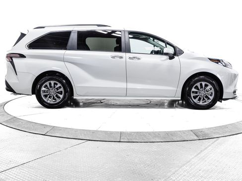 Used 2024 Toyota Sienna XLE image 13