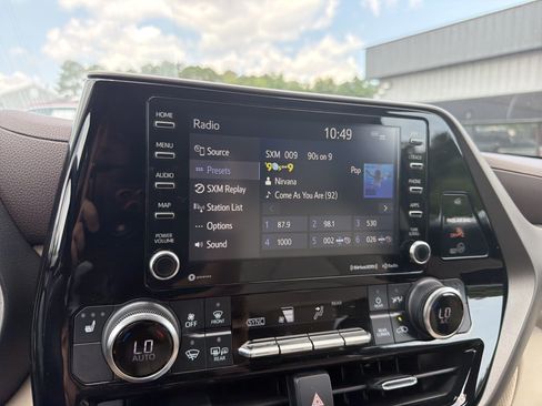Used 2022 Toyota Highlander XLE FWD image 25
