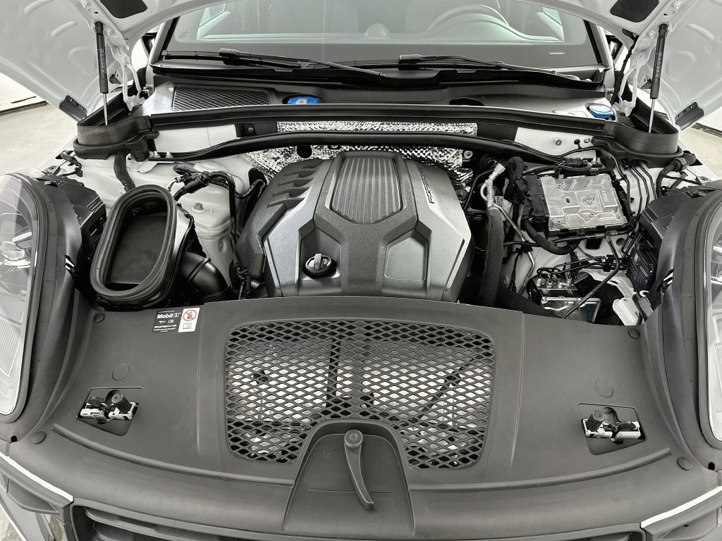 Certified 2025 Porsche Macan AWD/4WD image 32