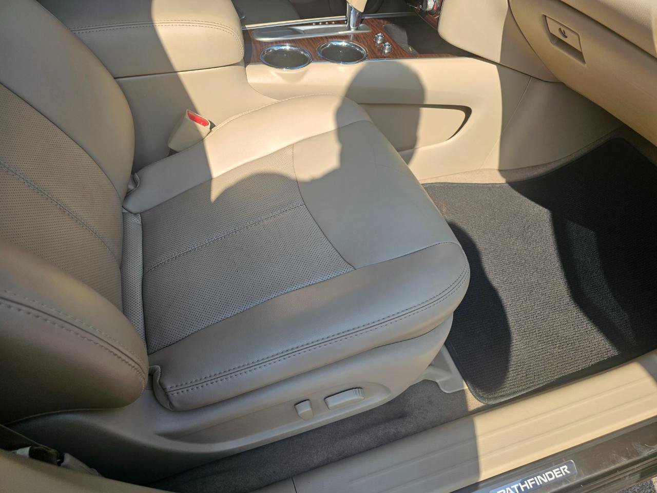 Used 2014 Nissan Pathfinder Platinum w/ Platinum Premium Package FWD image 16