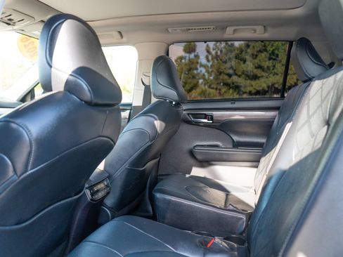 Certified 2026 Toyota Highlander Platinum AWD/4WD image 18