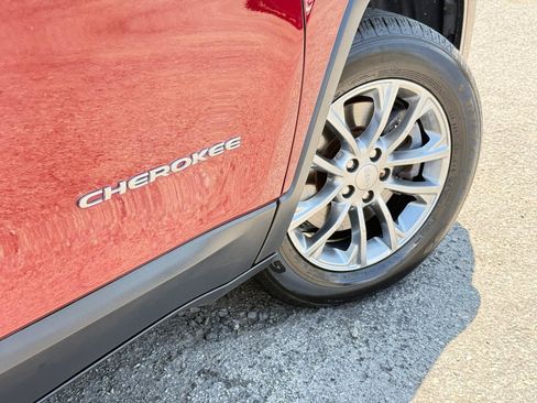 Used 2019 Jeep Cherokee Latitude Plus w/ Comfort/Convenience Group AWD/4WD image 87