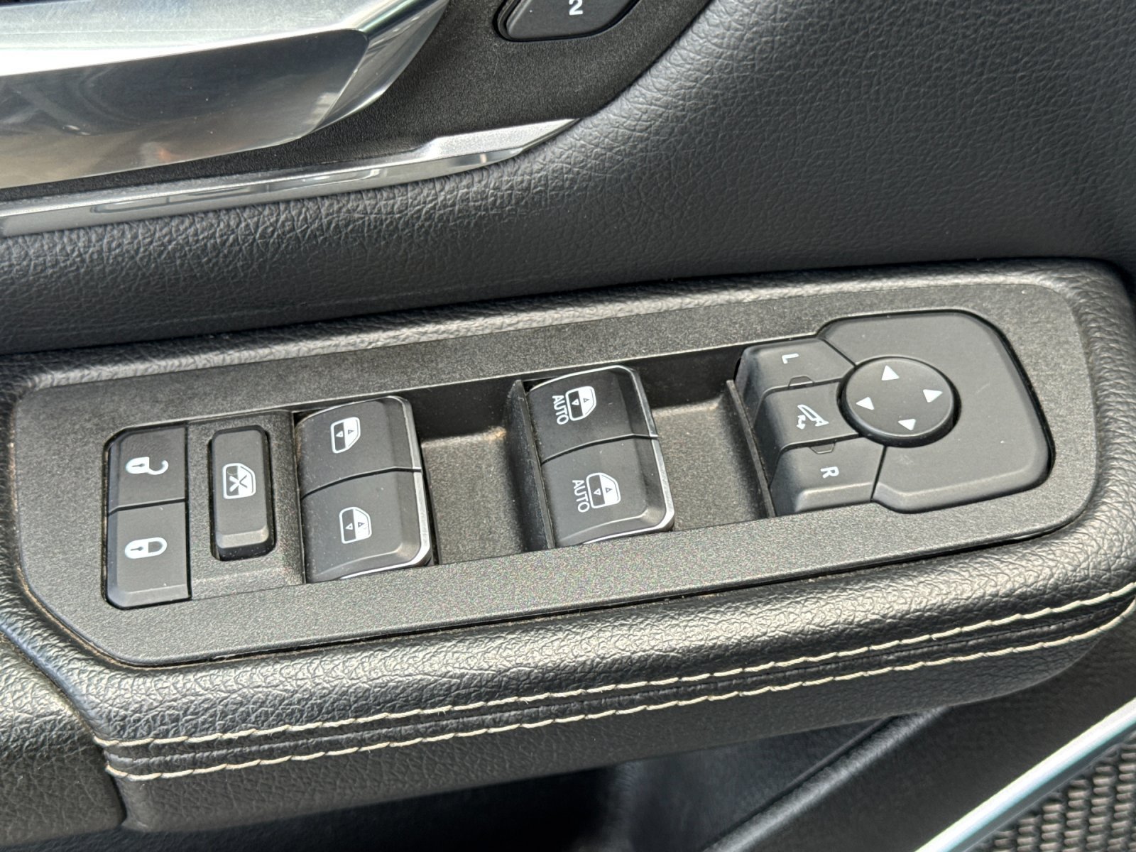 Used 2025 RAM 1500 Laramie AWD/4WD image 12
