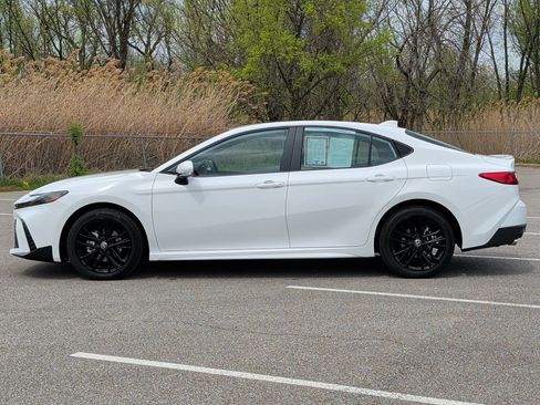 Used 2025 Toyota Camry SE w/ Convenience Package image 4