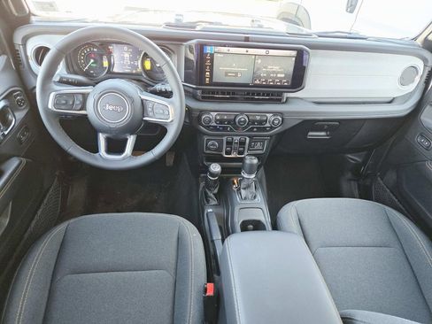 Used 2025 Jeep Wrangler Unlimited Sahara image 9