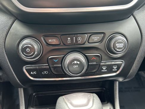 Used 2020 Jeep Cherokee Latitude image 12